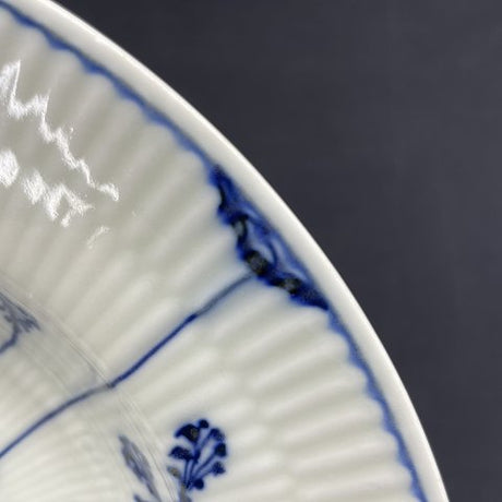 Musselmalet Riflet dyb tallerken fra 1790'erne
