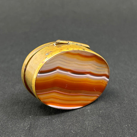 Oval pilleæske med båndagat, 4,5x3,5 cm.