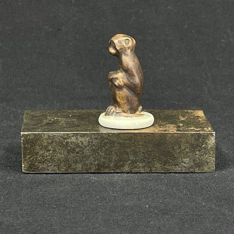 Abeunge figur tegnet af Jeanne Grut