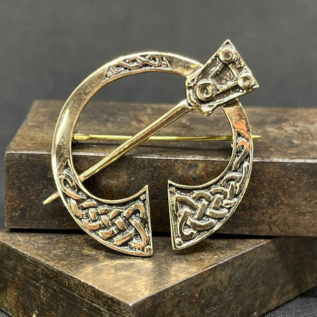 Broche i bronze af Astri Holthe