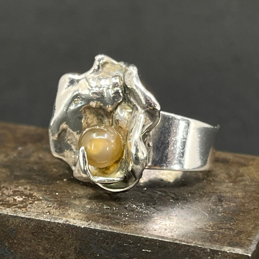 Ring i sølv med stenperle