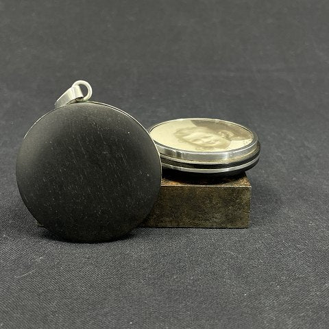 A pair of pendants with room for pictures
