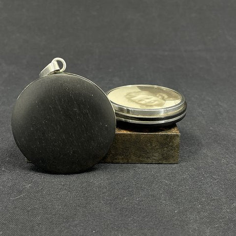 A pair of pendants with room for pictures