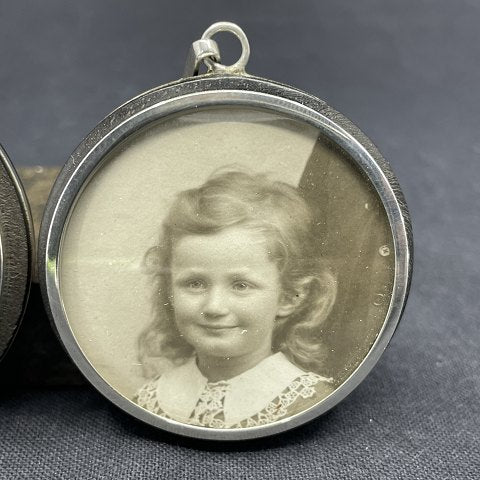A pair of pendants with room for pictures