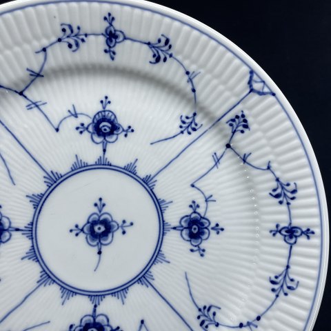 Mussel painted Fluted dinner plate