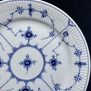 Mussel painted Fluted dinner plate
