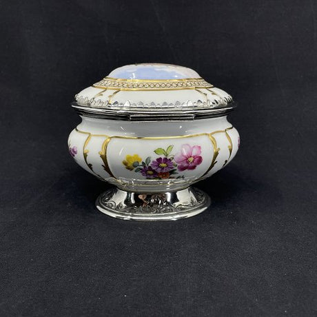 Bonbonniere fra Royal Copenhagen med motiv af Amalienborg