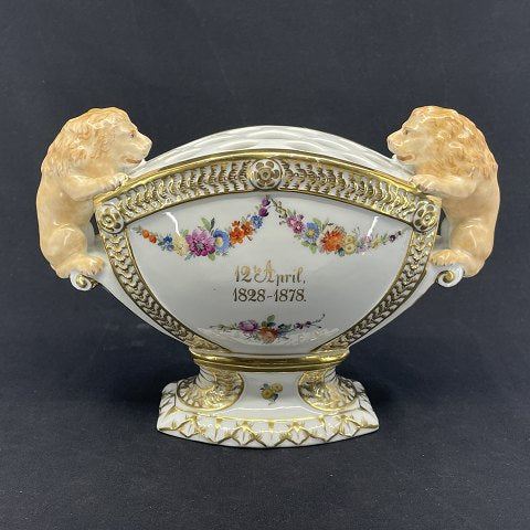 A rare pair of bouquetiere with lions