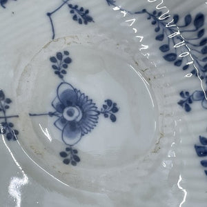 Musselmalet Riflet rundt fad fra 1780-1800