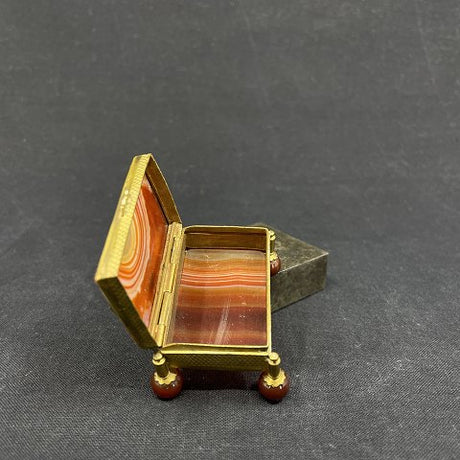 Pill box with ribbon agate on small feet