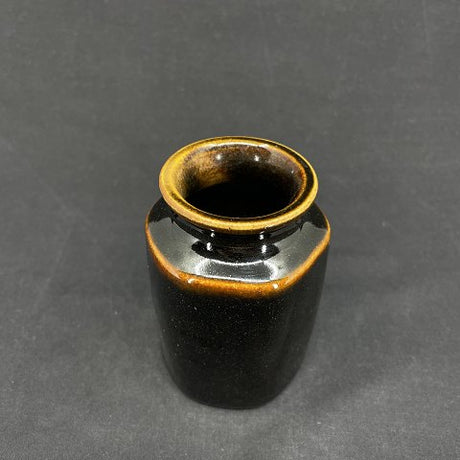 Brun vase fra L. Hjorth