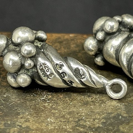 Et par vedhæng af Ole Kortzau for Georg Jensen