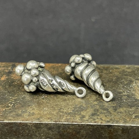 Et par vedhæng af Ole Kortzau for Georg Jensen