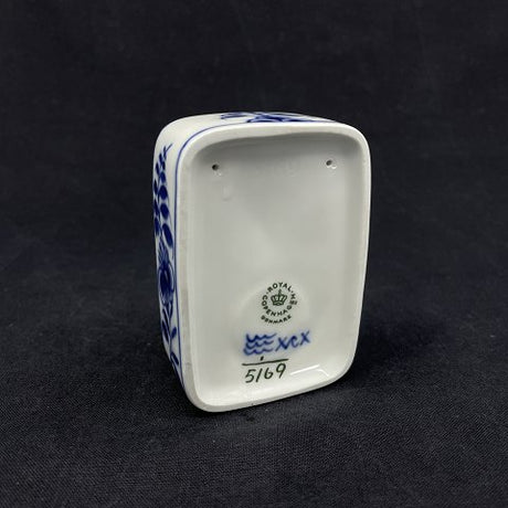 Mussel-painted fluted pipe holder from Royal Copenhagen