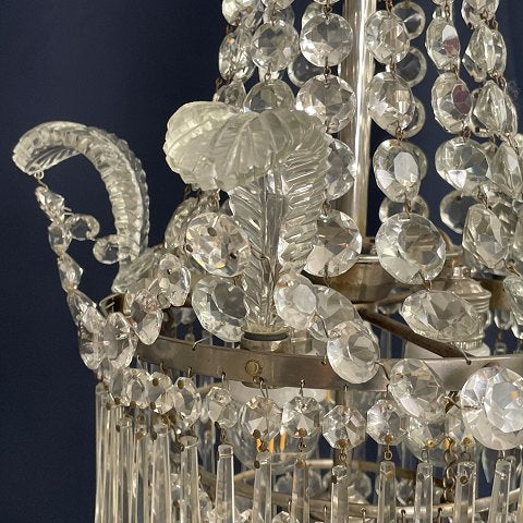 Fine detailed chandelier with glass leaves