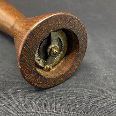 Høj peberkværn i massiv teak