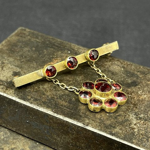 Brooch with garnets