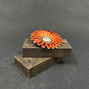 Rød Marguerit af C. Rasmussen - 5 cm.