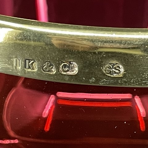 Sukkerskål i hindbærfarvet glas fra 1800 tallet