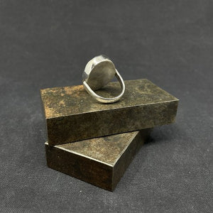 Modern ring with lapis