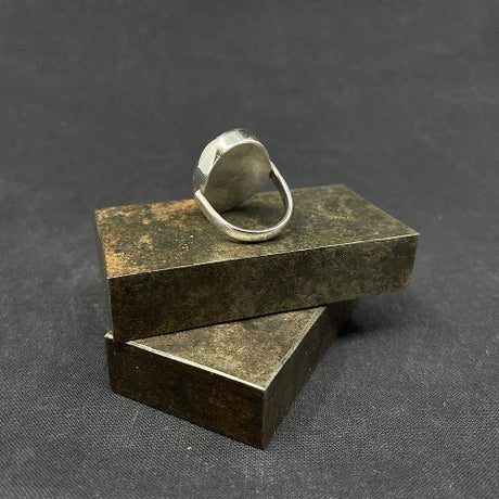 Moderne ring med lapis