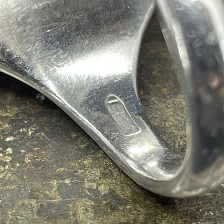 Moderne ring med rav