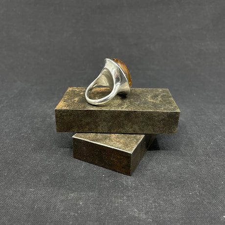 Moderne ring med rav