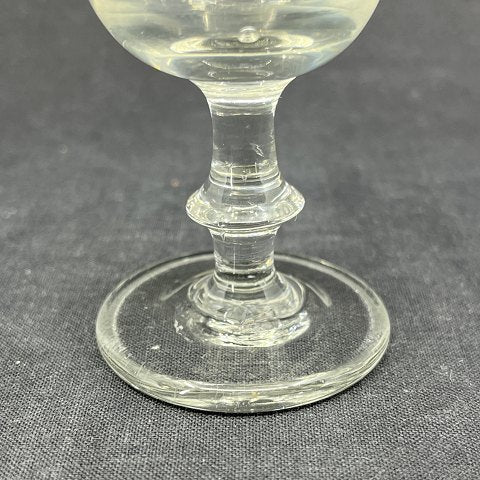 Cordial glass with pointed leaf cuts