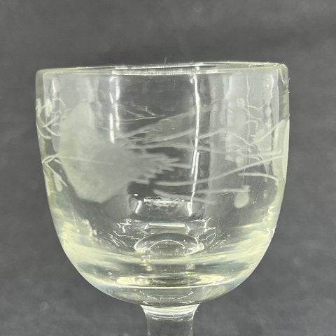 Cordial glass with pointed leaf cuts