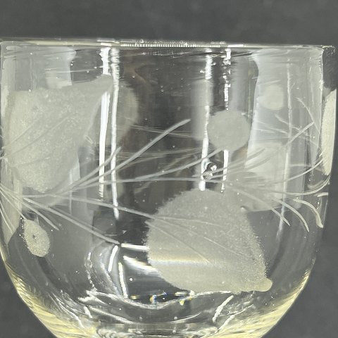 Wine glass with pointed leaf cuts