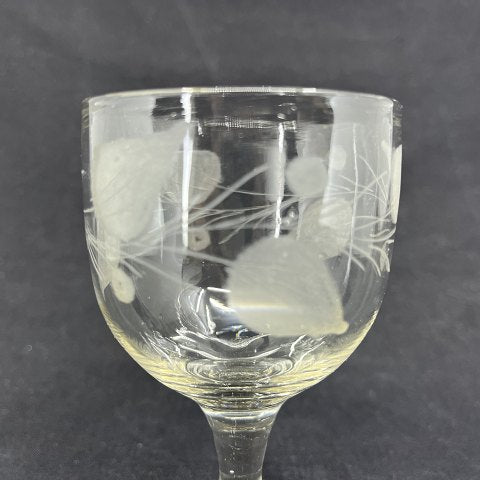 Wine glass with pointed leaf cuts