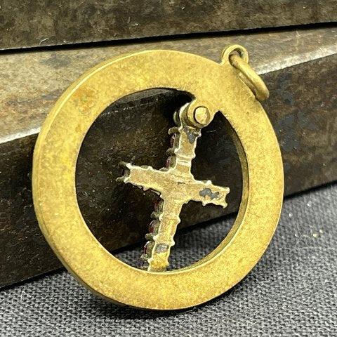 Round pendant with cross