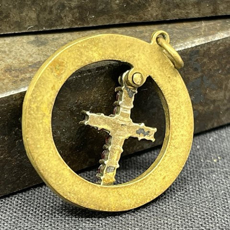Round pendant with cross
