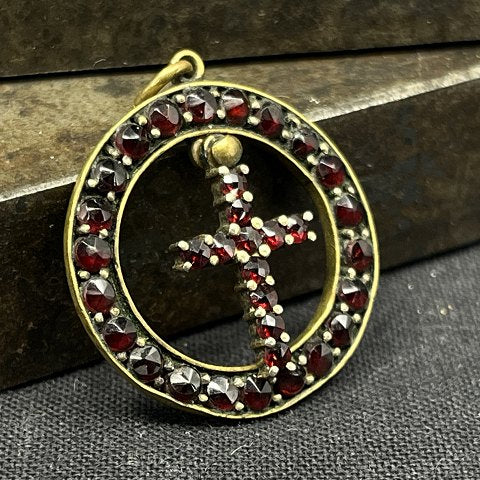 Round pendant with cross