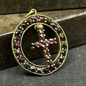 Round pendant with cross