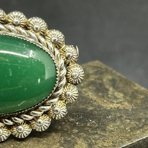 Oval brooch in silver with green stone