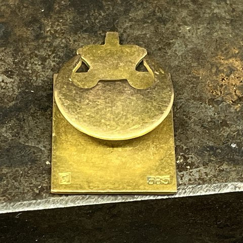 Royal badge for buttonhole 1870-1940 in gold