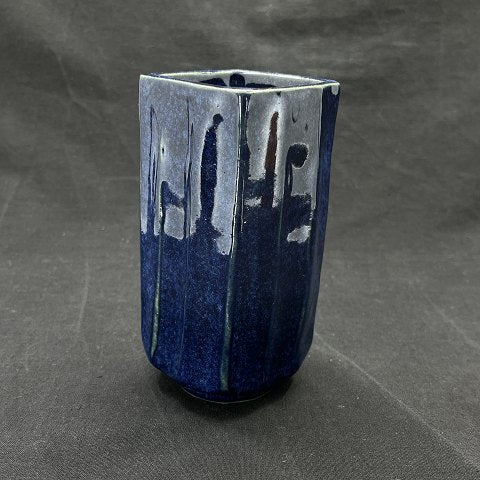 Kantet blå vase fra L. Hjorth