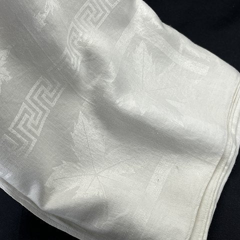 Mindre hvid damaskdug, 150x140 cm.