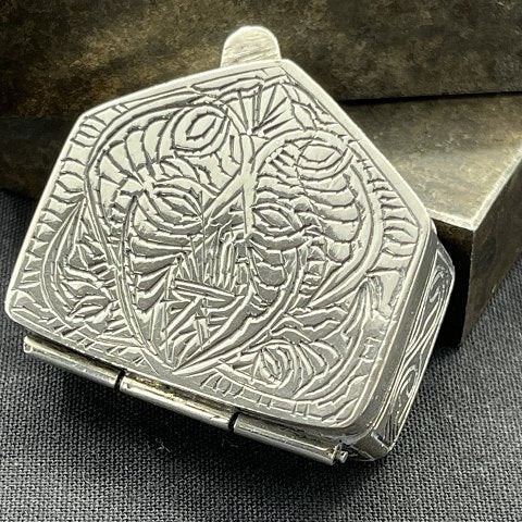 Angular pill box in silver