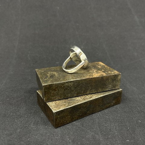 Moderne ring med lapis. str 53