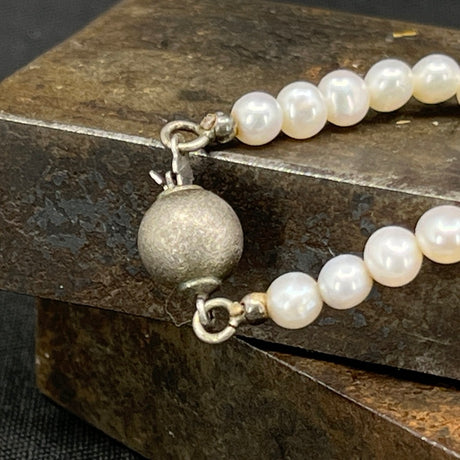 Pearl necklace with silver clasp, 40 cm.