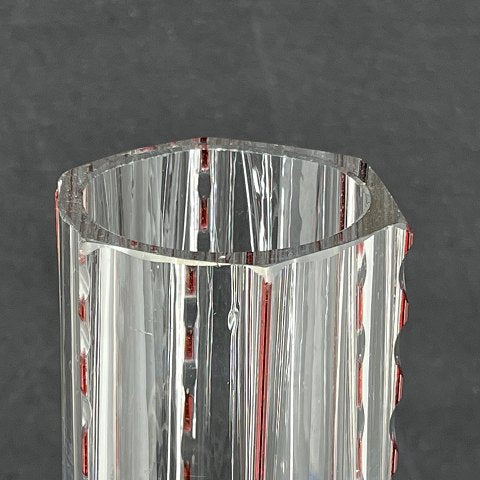 Høj slank vase med røde detaljer