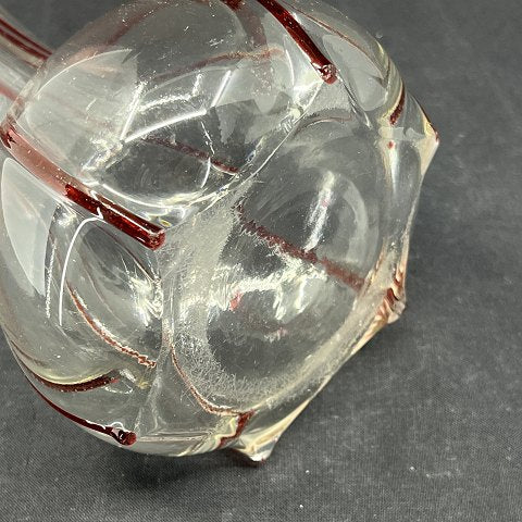 Fin vase fra 1920'erne med røde dekorationer