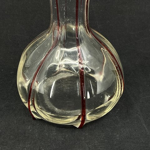 Fin vase fra 1920'erne med røde dekorationer
