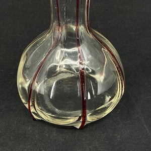 Fin vase fra 1920'erne med røde dekorationer