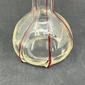 Fin vase fra 1920'erne med røde dekorationer