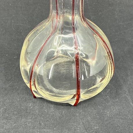 Fin vase fra 1920'erne med røde dekorationer