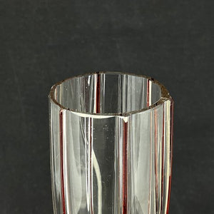 Fin vase fra 1920'erne med røde dekorationer