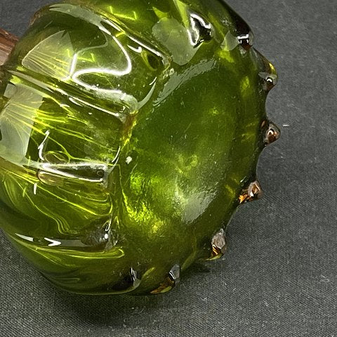 Usædvanlig vase i grøn og pink glas
